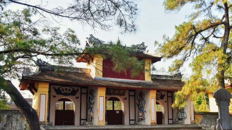 chùa Thiên Mụ với Cổng Tam Quan