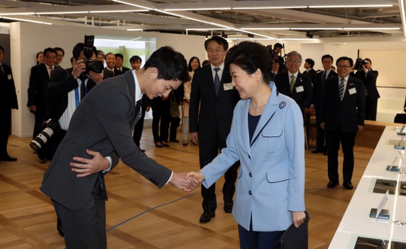 Quy tắc bắt tay trong văn hóa chào hỏi của người Hàn Quốc