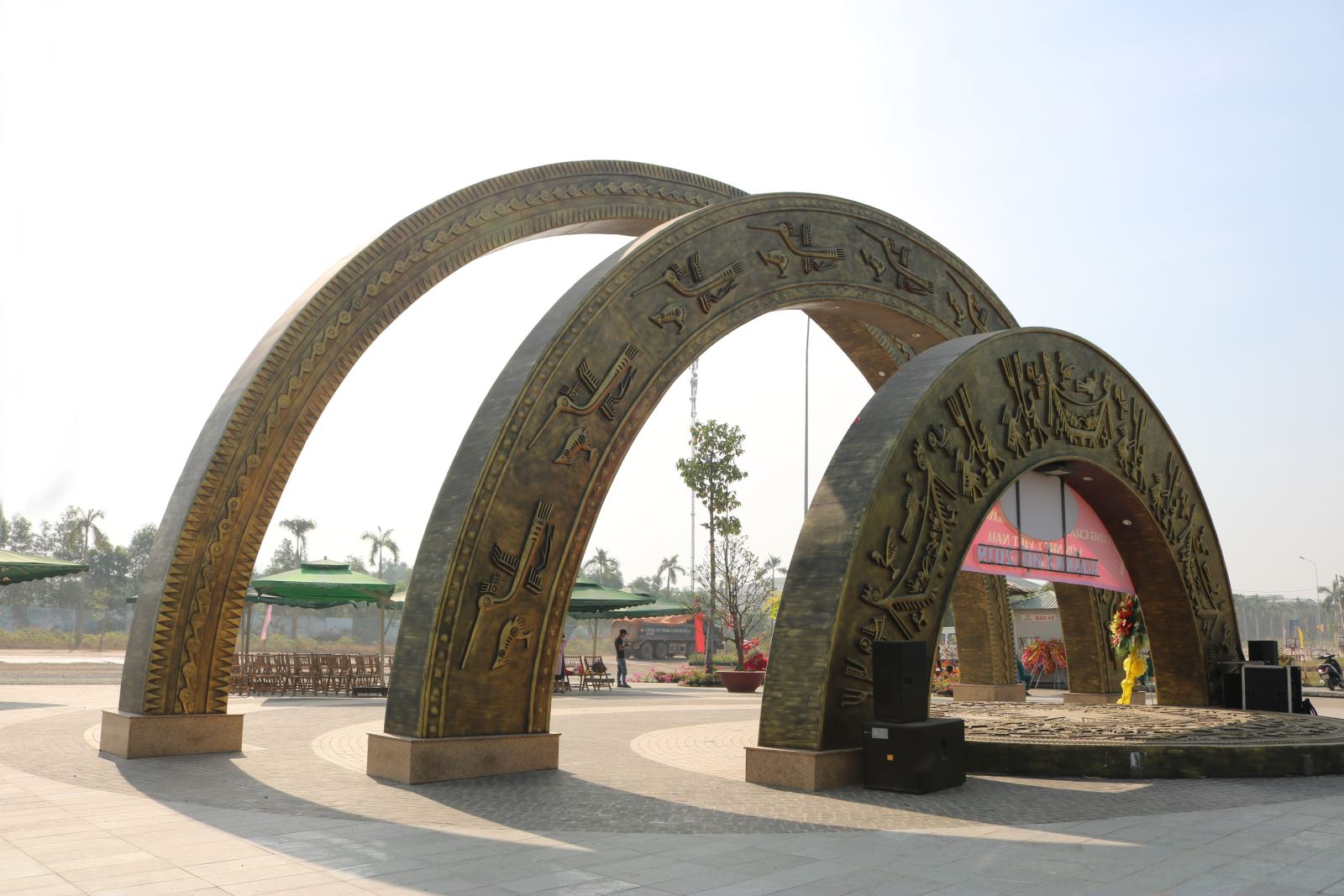 Cổng chào Lạc Việt - làng sen Viet Nam